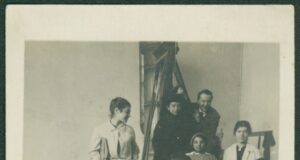 Бистра Винарова (крайната долу вдясно), нейни състудентки (Зошка, полякиня, горе вляво и Хилда Дьорнер, най-долу), проф. Хофман и момиче модел (в средата) в ателието на Ханс Хофман. Мюнхен. 1916 – 1917 г.ЦДА, ф. 77К, оп. 5, а.е. 207, л. 22