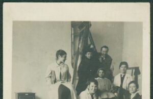 Бистра Винарова (крайната долу вдясно), нейни състудентки (Зошка, полякиня, горе вляво и Хилда Дьорнер, най-долу), проф. Хофман и момиче модел (в средата) в ателието на Ханс Хофман. Мюнхен. 1916 – 1917 г.ЦДА, ф. 77К, оп. 5, а.е. 207, л. 22