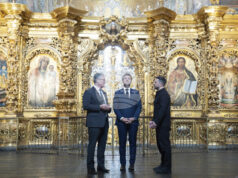 Володимир Зеленски (вдясно), Стармър (вляво) и Макрон посещават катедралата "Св. София" в Киев, 10 май 2025 г.