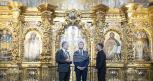 Володимир Зеленски (вдясно), Стармър (вляво) и Макрон посещават катедралата "Св. София" в Киев, 10 май 2025 г.