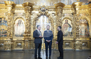 Володимир Зеленски (вдясно), Стармър (вляво) и Макрон посещават катедралата "Св. София" в Киев, 10 май 2025 г.