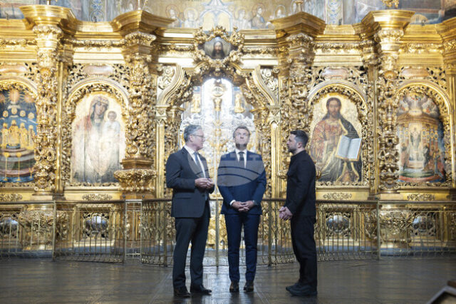 Володимир Зеленски (вдясно), Стармър (вляво) и Макрон посещават катедралата "Св. София" в Киев, 10 май 2025 г.