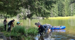 Водолази прочистиха едно от Смолянските езера от растителност и боклуци