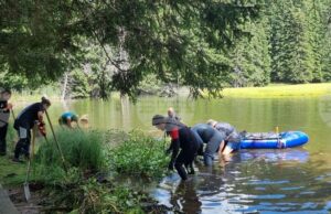 Водолази прочистиха едно от Смолянските езера от растителност и боклуци