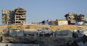 Израел подлага предградията на град Газа на масирани удари и се закани да продължи офанзивата си