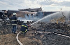 Гориво е изтекло от най-малко осем разхемертизирани цистерни от дерайлиралата влакова композиция край с.Пясъчево, съобщи главен комисар Александър Джартов