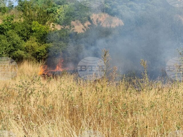 Затворен за движение е пътят от София към Варна поради пожар в района на местността Боаза