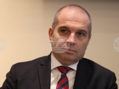 Министър Караджов е възложил проверка заради случай на семейство с трудноподвижно дете, свалено от борда на самолет