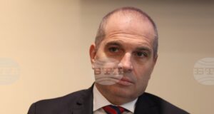 Министър Караджов е възложил проверка заради случай на семейство с трудноподвижно дете, свалено от борда на самолет