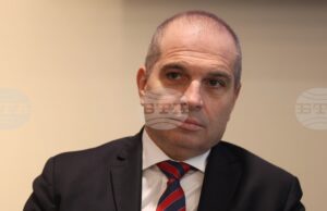 Министър Караджов е възложил проверка заради случай на семейство с трудноподвижно дете, свалено от борда на самолет