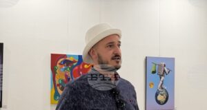 Младият автор Георги Гечев представи в родния си Казанлък изложбата "Избягай с мен"