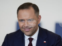 Новизбраният десен президент на Полша Карол Навроцки днес ще встъпи в длъжност