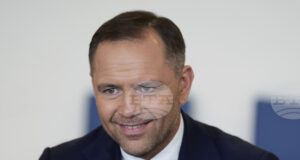 Новизбраният десен президент на Полша Карол Навроцки днес ще встъпи в длъжност