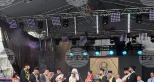 ОБНОВЕНА Патриарх Даниил отслужи водосвет по случай празника на Самоков, бяха връчени и стипендии на самоковски ученици и студенти