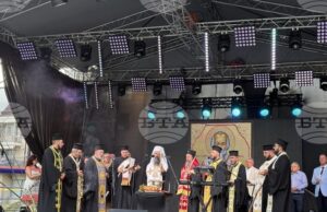 ОБНОВЕНА Патриарх Даниил отслужи водосвет по случай празника на Самоков, бяха връчени и стипендии на самоковски ученици и студенти