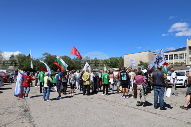 ОБНОВЕНА Привърженици на партия "Възраждане" протестират пред ВМЗ – Сопот по повод визитата на председателя на ЕК Урсула фон дер Лайен