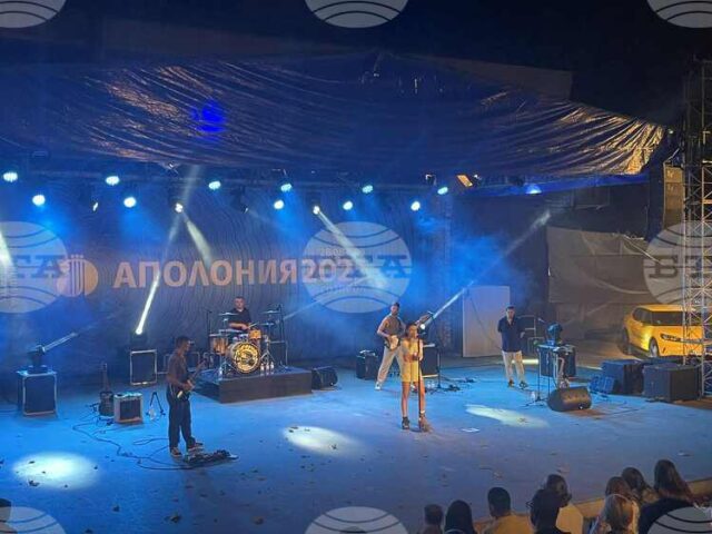 Обзор
                                                                                                Театрални постановки и концерт на "Керана и космонавтите“ бяха сред акцентите в програмата в третия ден на „Аполония“