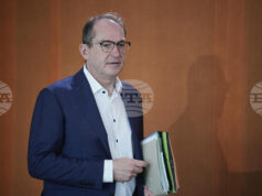 Пакистан депортира афганистанци, които са част от германска програма за приемане на бежанци, каза германски министър