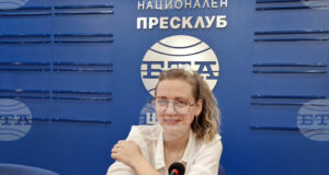 Поетесата Анна Лазарова сподели, че е щастлива отново на шуменска сцена с „Лято арт“ десет години след спечелването на конкурса „Боян Пенев“