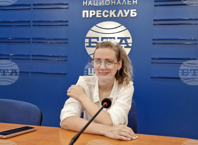 Поетесата Анна Лазарова сподели, че е щастлива отново на шуменска сцена с „Лято арт“ десет години след спечелването на конкурса „Боян Пенев“