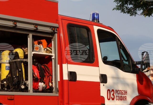 Пожар гори в кв. "Христо Ботев" в столицата, съобщиха от пожарната