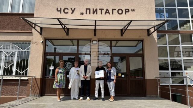 Председателят на Сдружението на директорите в средното образование Асен Александров се присъединява към училището по математика "Питагор"