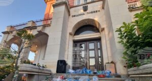 С празни туби и призиви „Искаме вода!“ плевенчани протестираха срещу безводието
