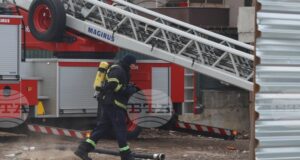 Сухи треви горят в квартал „Димитър Миленков“ в София, няма пострадали хора и опасност за обекти