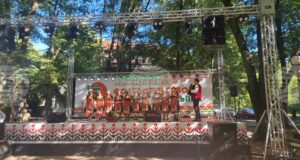 Съборът „Богородична стъпка“ събра в курорта Старозагорски бани любители на фолклора от цялата страна