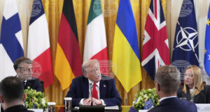 Американският президент Доналд Тръмп разговаря по време на срещата в Белия дом с европейски лидери и украинския президент Володимир Зеленски