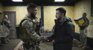 Украинският президент Зеленски посети фронтовата линия в Харковска област; каза, че за Русия се бият наемници от Азия и Африка