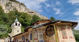Хора от цяла България и от чужбина посетиха Преображенския манастир край Велико Търново за храмовия му празник