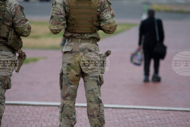 Части на Националната гвардия във Вашингтон вече патрулират с огнестрелно оръжие, съобщава източник от Пентагона
