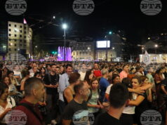 БТА, Белград (1 септември 2025) Средношколци и студенти в Сърбия излязоха на протестни разходки в различни градове в памет на 16-те жертви на жп гарата в Нови Сад