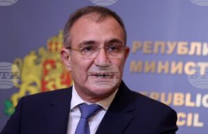 Не трябва да се вдигат данъци, трябва да насочим бюджета за догодина към младите семейства, смята министър Борислав Гуцанов