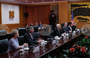 Американски конгресмени провеждат необичайни разговори с китайския министър на националната отбрана Американски конгресмени провеждат необичайни разговори с китайския министър на националната отбрана