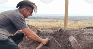 Археолози проучват некропол от три надгробни могили в местността Червен баир край Ямбол