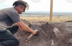 Археолози проучват некропол от три надгробни могили в местността Червен баир край Ямбол