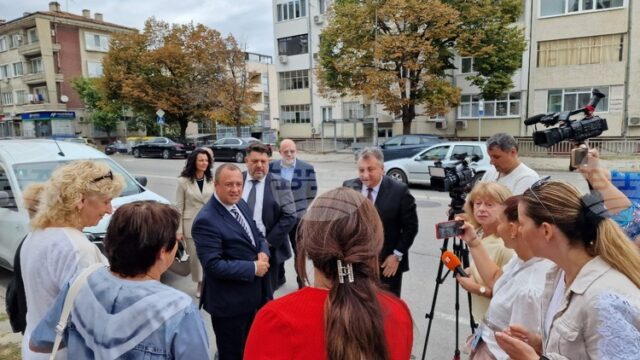 Вицепремиерът Зафиров, министърът на регионалното развитие и кметът на Шумен началото на дейностите по проект за саниране в Шумен