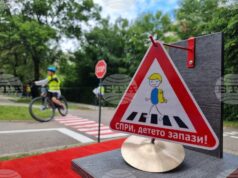 Всички първокласници в България ще получат светлоотразителни гривни в рамките на инициатива за пътна безопасност