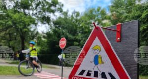 Всички първокласници в България ще получат светлоотразителни гривни в рамките на инициатива за пътна безопасност