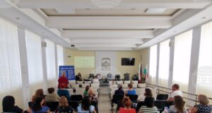 Въпроси за обмяната на левове в евро в банките и издаването на фактури отправиха граждани към експерти на КЗП на среща в Лясковец