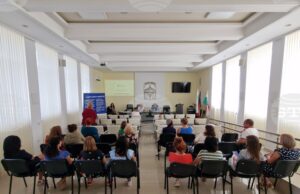 Въпроси за обмяната на левове в евро в банките и издаването на фактури отправиха граждани към експерти на КЗП на среща в Лясковец