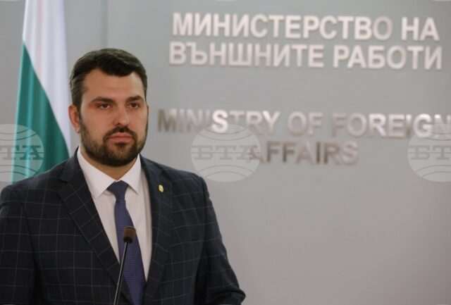 Да работим неуморно за едно обединено, достойно и силно бъдеще на България, каза министърът на външните работи Георг Георгиев в Деня на Съединението