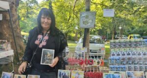 Даниела Генова от Лясковец намира удовлетворение и спокойствие в създаването на икони върху дърво и камък