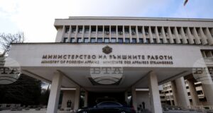 Двама млади български граждани и възрастна палестинска гражданка, член на семейството на единия, са успешно евакуирани от ивицата Газа, съобщиха от МВнР