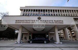 Двама млади български граждани и възрастна палестинска гражданка, член на семейството на единия, са успешно евакуирани от ивицата Газа, съобщиха от МВнР