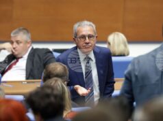 Депутатите излязоха в 15 минути почивка поради липса на кворум