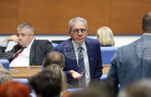 Депутатите излязоха в 15 минути почивка поради липса на кворум