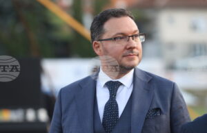 Жалко, че президентът, дори и на празника за Съединението, е излязъл да ни разедини, каза министър Даниел Митов